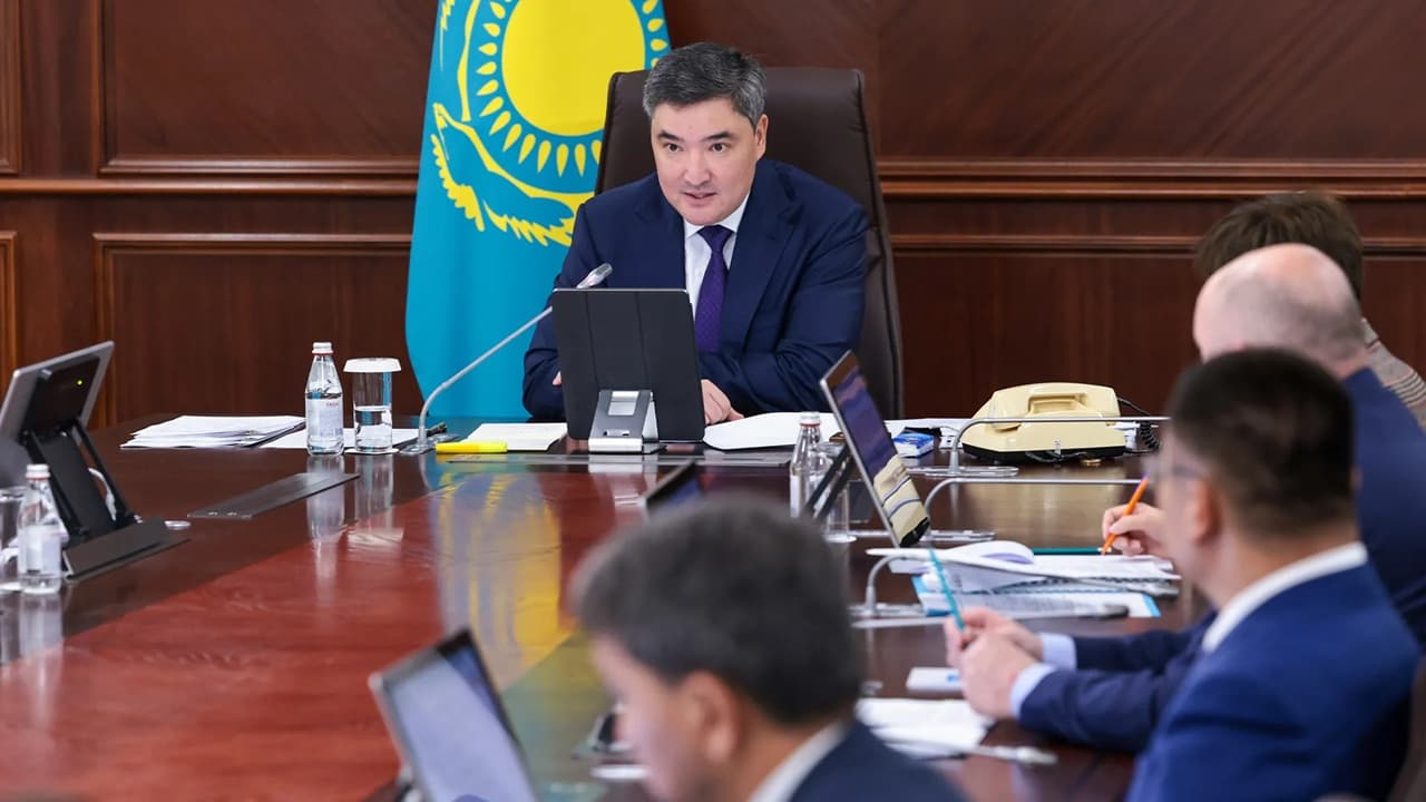 Олжас Бектенов жаңа Конституция жобасы туралы жалған ақпарат таратқандарды жауапкершілікке тартуды тапсырды