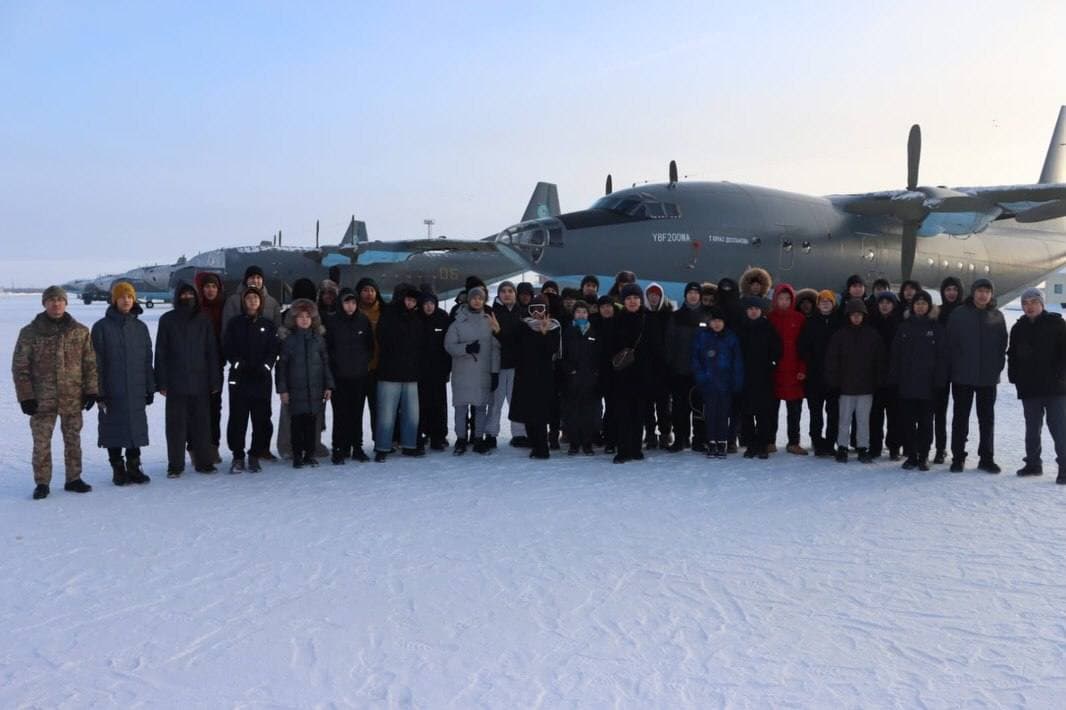 Мектеп оқушылары Ұлттық ұланның авиациялық базасының тыныс-тіршілігімен танысты