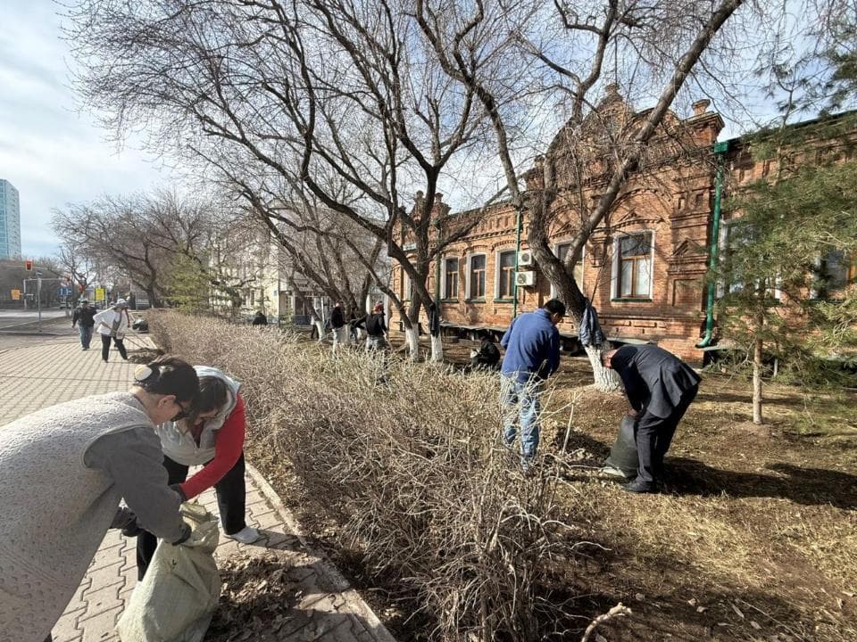 В Астане в рамках республиканской экологической акции «Таза Қазақстан» коллектив Государственного академического русского театра драмы имени М. Горького провел субботник